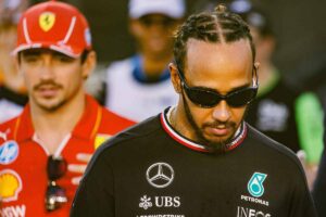 Lewis Hamilton a testa bassa