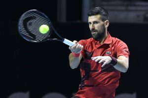 Novak Djokovic colpisce di dritto