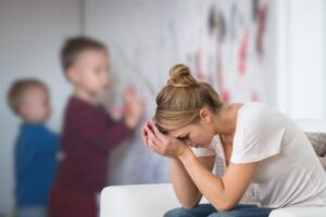 bambini colorano pareti donna disperata