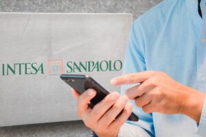 intesa sanpaolo smartphone in mano