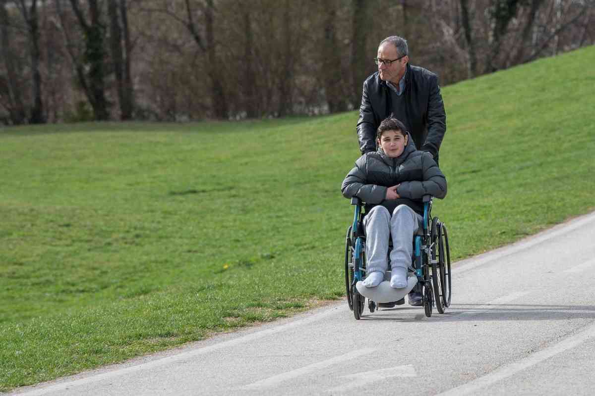 uomo e bambino sulla sedia a rotelle