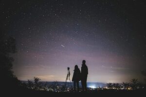 Persone che psservano il cielo con il telescopio