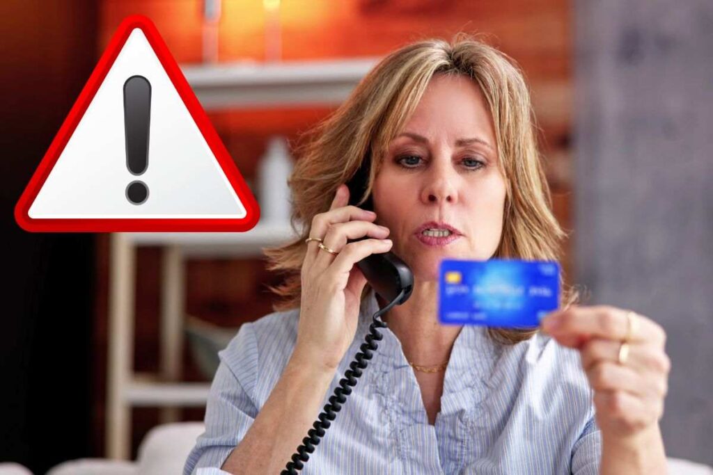 donna al telefono con carta di credito e segnale attenzione