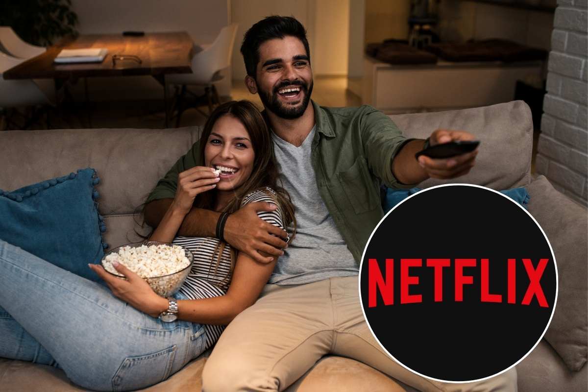 coppia sul divano e logo netflix