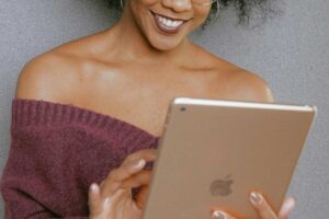 Una ragazza con un iPad