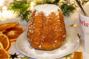 pandoro su piattino con zucchero