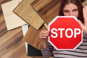 parquet di vario tipo e donna con cartello stop