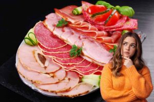 salumi e donna dubbiosa