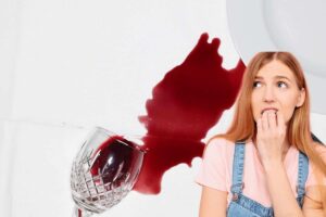 macchia di vino rosso e donna spaventata