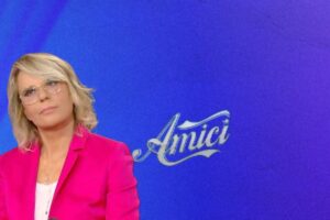 Maria De Filippi e logo Amici