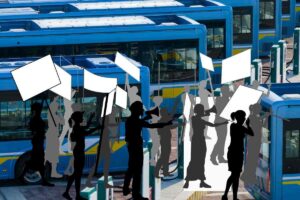 autobus fermi de persone che manifestano