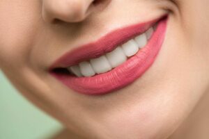 Labbra di donna con rossetto che sorridono