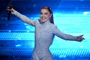 noemi apre le braccia e sorride sul palco di sanremo 2025