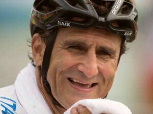 alex zanardi con casco e asciugamano in mano