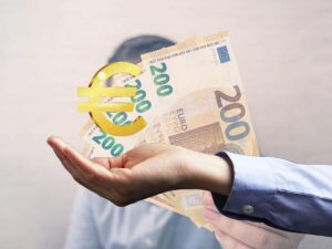 euro soldi e una mano con il simbolo dell'euro