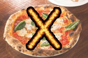 una pizza margherita e una x di fuoco